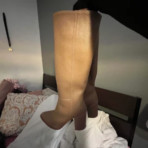 Höga Stövlar  - Skit snygga boots köpta här på Plick. Säljer pågrund av att dem va för små. Har storlek 38 men dessa är 36. Är jätte ledsen över det men hoppas de nöjer någon annan❤️❤️❤️ fraktar och möter upp i Stockholm.❤️kontakta även över övriga frågor❤️❤️