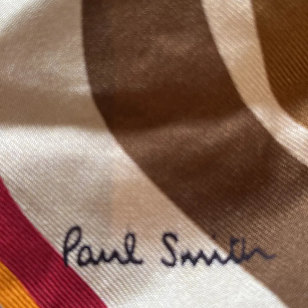 Fantastisk scarf/sjal i 100 % silke från Paul Smith, 50x50 cm. Köpt i London, aldrig använd. Nypris ca 2000 kr. . Accessoarer.