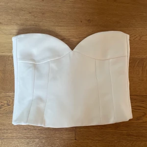 Korsett topp  - perfekt korsett topp från zara som tyvärr är för liten från mig, går inte att hitta någonstans. Skriv privat för att köpa 🫶🏼 Passar både en M & en S. 