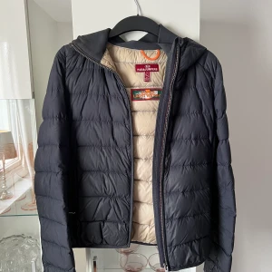 Parajumper jacka  - Säljer denna mörkblåa parajumper jackan. Den är använd och därav priset. Det är barnstorlek (största, L), men passar en 34/36.  Ordinarie pris 3000kr Mitt pris 650kr 🤩 Kan mötas upp i Malmö men även frakta men då står köparen för frakt! Ingen retur! 