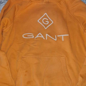 Gant - Gant hoodie, fläckarna går bort, tvättas innan skickar, finns få små svarta fläckar på