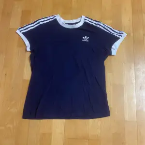 blå adidas T-shirt, storlek XS