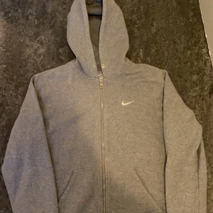Vintage Grå Nike Tröja - Hej! Säljer min Nike tröja som inte kommit till användning. Meddela gärna mig vid frågor:)
