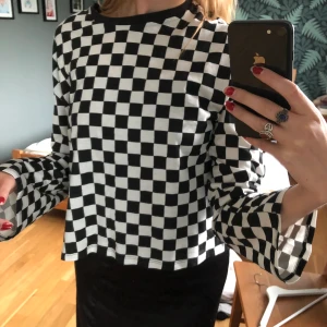 Rutig långärmad tröja  - Svartvit rutig långarmad tröja från hm divided med lite vidare armar. Köpt för några år sedan men aldrig använt, därför i gott skick! Strl:S material: bomull 