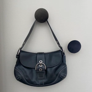 Vintage väska ifrån Coach i perfekt skick - Supersnygg vintageväska från Coach i äkta skinn! Säljer nu tyvärr denna drömväskan som är i ett utmärkt skick då den inte kommer till användning…💔 Väskan är enligt mig i den perfekta storleken då man får plats med allt utan att den blir för stor.