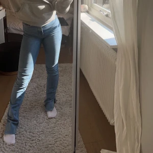 Zara slits jeans - Blå slits jeans från zara💕