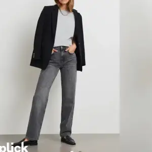 Säljer dessa jeans från Gina tricot för att dom inte kommer till användning längre köpta för 599kr sparsamt använda är som nya 