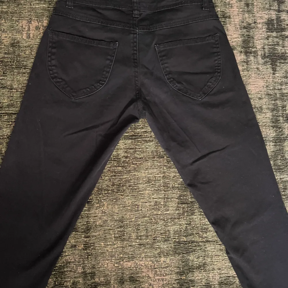 En svart jeans byxor från KappAhI. Jag har inte använt den så mycket. Den passar perfekt på kroppen och är i storlek 164 . Jeans & Byxor.