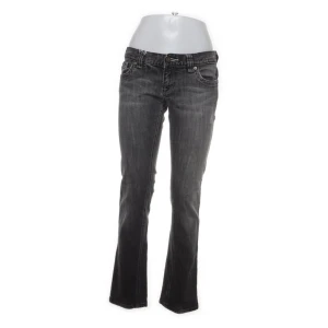 Low waist jeans - Säljer dessa supersnygga jeans från Sellpy då de inte satt så som jag önskat, endast testade med lappen kvar! Jag bär storlek 36 och de passade bra på mig men något stora i midjan.  Superbra skick, inga defekter. Pris kan diskuteras vid snabb affär!!!