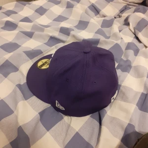 New era keps - Kepsen är i bra skick och är som ny köpte från intenet och den var för liten.
