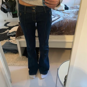 Lågmidjade jeans - Från Brandy Melville, därav one size men passar XS-S / 34-36. Sitter väldigt snyggt