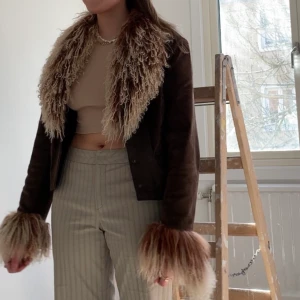 Jacka - Super snygg jacka med mogolian fur, perfekt för höst/ vår!  Liknande Charlotte Simones populära jackor med samma päls. Stl S, Jackan är använd men i bra skick!   Pris kan diskuteras vid snabb affär :) (Köparen står för frakten)