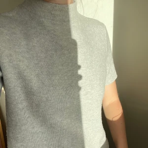 Skickad zara tröja - En små stickad zara topp. Denna går presis över byxlinningen och har en liten krage🆒🆒