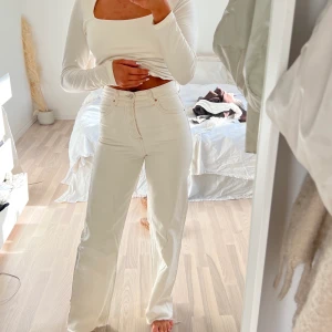 Jeans - Snygga beigea jeans ifrån mango, med slitningar nertill, perfekt i längden på mig som är ungefär 161💗