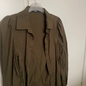 Militärgrön skjorta - Militärgrön skjorta från bikbok