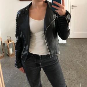 Snygg Voyelles skinnjacka  - Fräsch skinnjacka från Voyelles😜🤩 Storlek 38. Kan vara öppen och stängd om de blir lite kyligt. Perfekt vår/sommarjacka. Frakt ingår ej💌