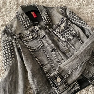 Grå jeansjacka  - Skitball grå jeansjacka med storleken M fast för en skönare fit är det mer år S