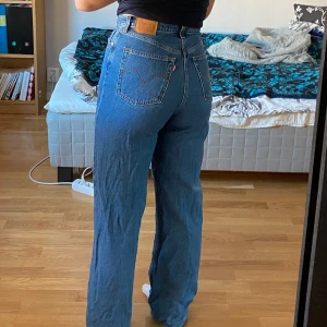 Levi’s jeans - Snygga och supersköna högmidjade Levis jeans med vida ben. Modell High loose. De är i super skick😍Säljer för 400 + frakt