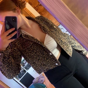 Jeansjacka  - En leopardmönstrad jeansjacka från bikbok i storlek L, sitter fint är lite croppad, Säljer för 80kr +frakt💘 kan även mötas upp i Karlskrona 