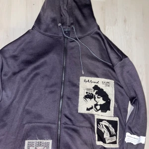 Svart hoodie med tryck - Oversized svart hoodie med tryck, köpt från Emmiol. Storlek M men skulle säga L/XL