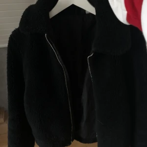 Teddy jacka - Supermysig och varm teddyjacka i storleken: 38. Perfekt nu till hösten å vintern. Köparen står alltid för frakten, postbevis skickas alltid💕