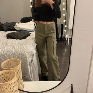 Cargobyxor  - Gröna cargobyxor från hm. Använda 1 gång! 💖