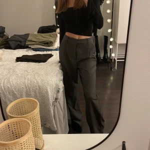 Kostymbyxor - Gråa kostymbyxor från hm. Går att ha både hög och lågmidjat. Använda 1 gång! 💖