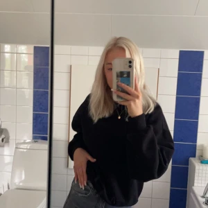 svart tröja  - säljer denna svarta sweatshirten då den it kommer till användning mer :/ 