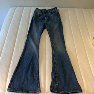 Ett par jätte fina bootcut jeans från lager 157 i storlek S. De är i mycket bra skick. Säljer då de tyvärr inte passar längre. Frakt på 66 kr tillkommer! Hör av er vid frågor💕