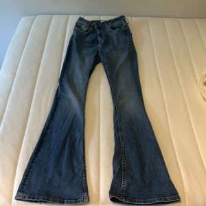 Boot cut jeans - Ett par jätte fina bootcut jeans från lager 157 i storlek S. De är i mycket bra skick. Säljer då de tyvärr inte passar längre. Frakt på 66 kr tillkommer! Hör av er vid frågor💕