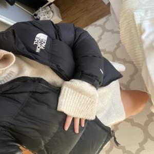 Säljer nu min sjukt snygga jacka från The North Face ❤️‍🔥✨ jackan är använd en vinter ett fåtal gånger så i mycket bra skick! Köpt från thenorthface.se för 3 700kr jackan är i storlek Woman M! ❤️‍🔥