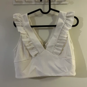Linne - Linne med volanger. Fint skick. Dragkedja i ryggen. 