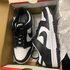 Nike low dunk (GS) - Helt nya Nike low dunk Pandas ( GS) . Köptes från Nike och kvitto finns.