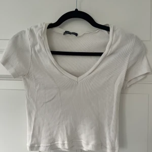 Brandy Melville topp  - Snygg enkel v ringad topp från Brandy Melville 