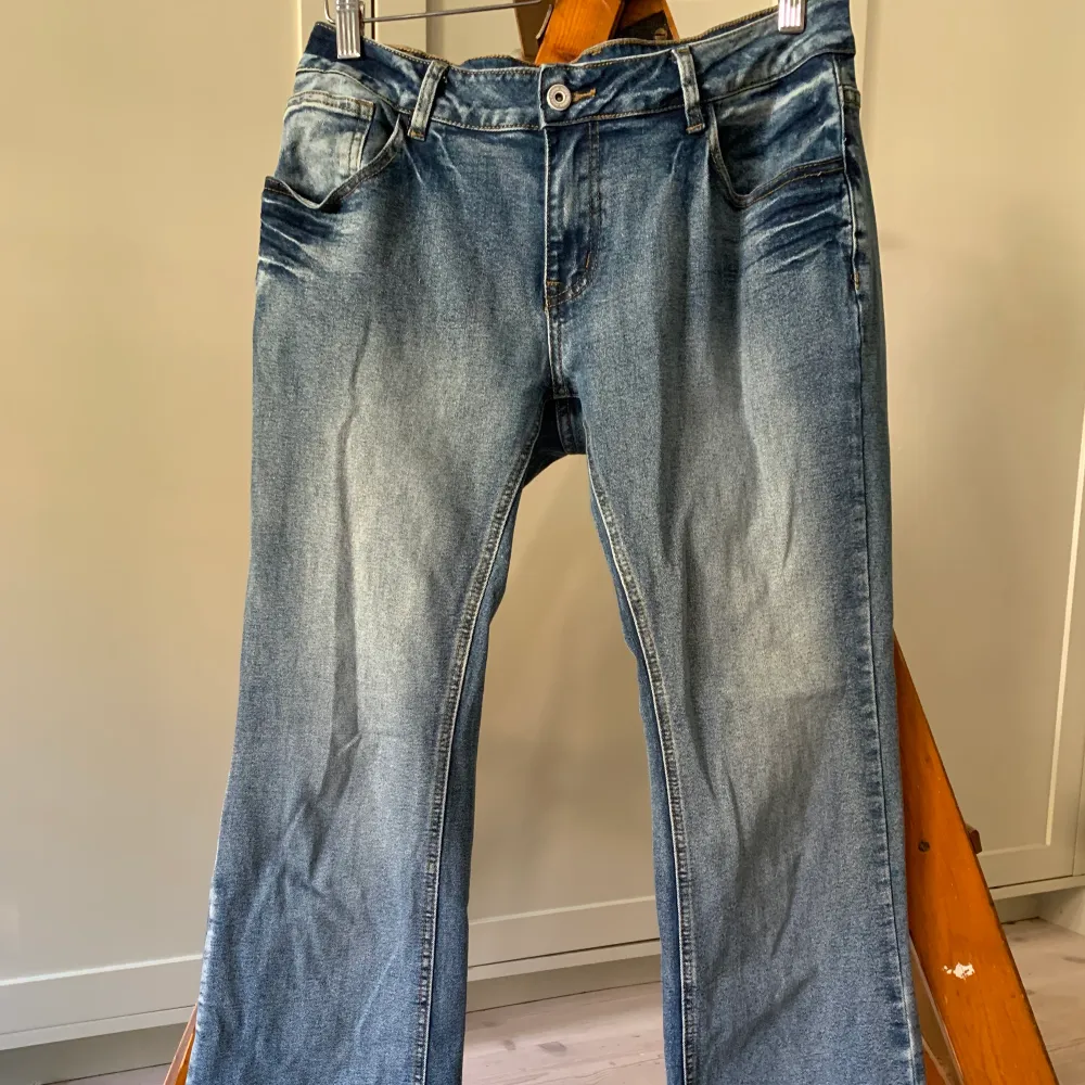 Jätte snygga lågmidjade bootcut jeans i storlek 36 med Coola bakfickor !Väldigt bra skick utan några defekter. Meddela gärna om du vill ha helbilder på jeansen eller har frågor💕köpare står för frakt. Jeans & Byxor.