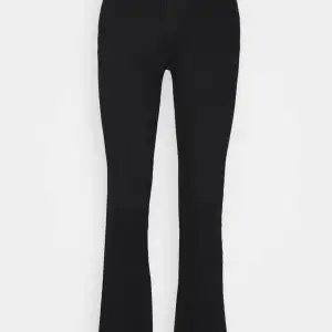 Skitsnygga svarta bootcut jeans från Marks & Spencer. Endast använda få tillfällen. Köpta på Zalando för 239 (slutsålda) och säljer de nu för 150kr + frakt. 