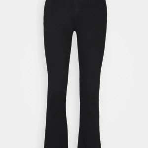Bootcut jeans  - Skitsnygga svarta bootcut jeans från Marks & Spencer. Endast använda få tillfällen. Köpta på Zalando för 239 (slutsålda) och säljer de nu för 150kr + frakt. 