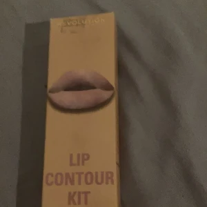 Smink - Också helt ny läpp Contour för dem som gillar att forma sina läppar hur dem vill.