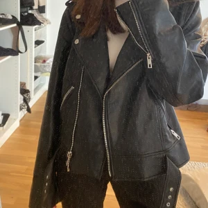 Skinnjacka - Säljer jacka från zara. Köpt för ca 1-2 år sen men använder inte längre. Använt mycket men fortfarande fint skick😍 strl XL men är mer som M/L