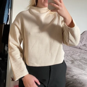 Topp från Zara - Beige/krämfärgad topp från Zara med polokrage. Storlek small men passar medium också. Fint skick. 