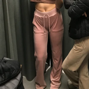 SÖKER!  - Söker juicy couture i denna ljus rosa färg i storlek xs eller xxs 