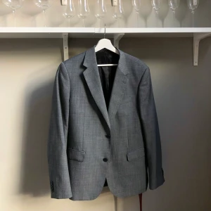 Kavaj - Stor och rejäl kavaj från märket Bläck. Oversize! Perfekt att använda som jacka på höst/vår. Nypris: 1799 kr