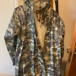 Camouflage regnjacka - En regnjacka i camouflage i bra skick