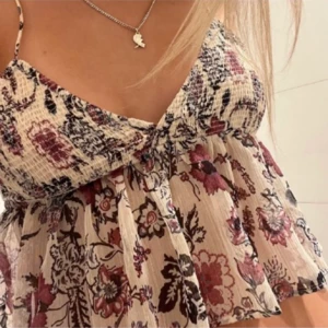 Jätte snygg blus från zara 🙌🏽 - Jättepoppis tröja från zara! använd få gånger men den är lite sliten på ett snöre i rosetten men de syns knappast! Första bilden är lånad, buda privat💓 ( storlek M men passar S bra också ) 