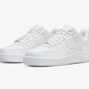 NIKE AIR FORCE 1 - Väligt bra skick på skorna, har använt ett par gånger.
