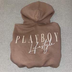 Play boy hoodie biege i stl M, jag brukar ha S men ville ha den lite oversized.  Använt 1 gång så i bra skick.