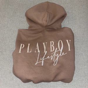 Playboy hoodie biege - Play boy hoodie biege i stl M, jag brukar ha S men ville ha den lite oversized.  Använt 1 gång så i bra skick.