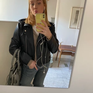 Skinnjacka  - Fakeskinn jacka från pill and best. Den är lite croppad och boxig. Den har också ett bälte men det är inte med på bilden. Skriv ifall du vill ha fler bilder!