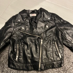 Skinn jacka - Svart skinnjacka🖤