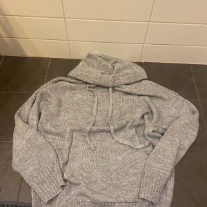 Stickad grå tröja - Storlek xs/s